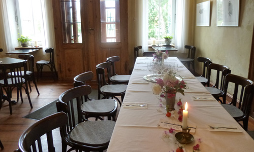 Lange geschmückte Tafel im Cafe